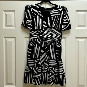 Black & White Karl Lagerfeld v-neck polyester dress. NWT. Size 6.